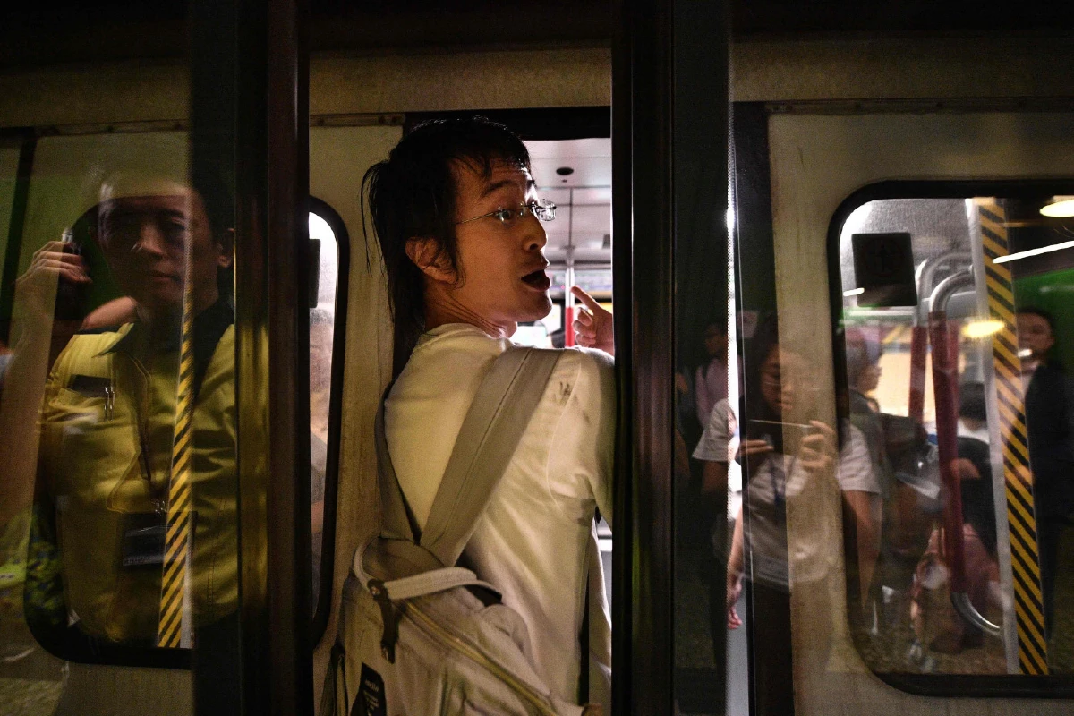 ลำบากกันไปทั่ว หญิงท้องแก่เจอพิษม็อบฮ่องกงขวางรถไฟฟ้า