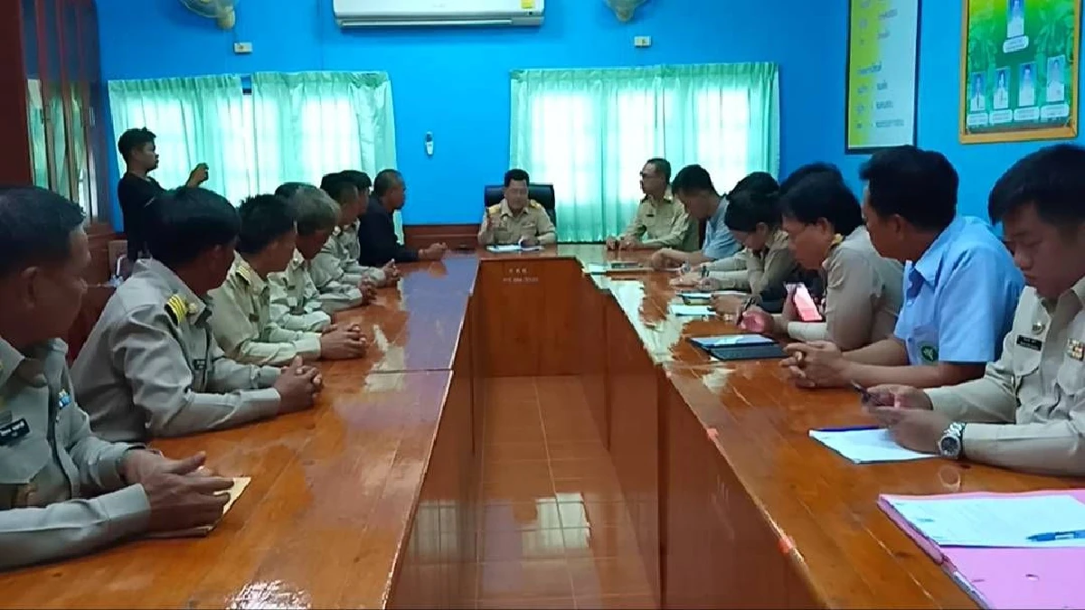 นักเรียนชูป้ายไล่ผอ.ไข่พะโล้บูดพ้นโรงเรียน