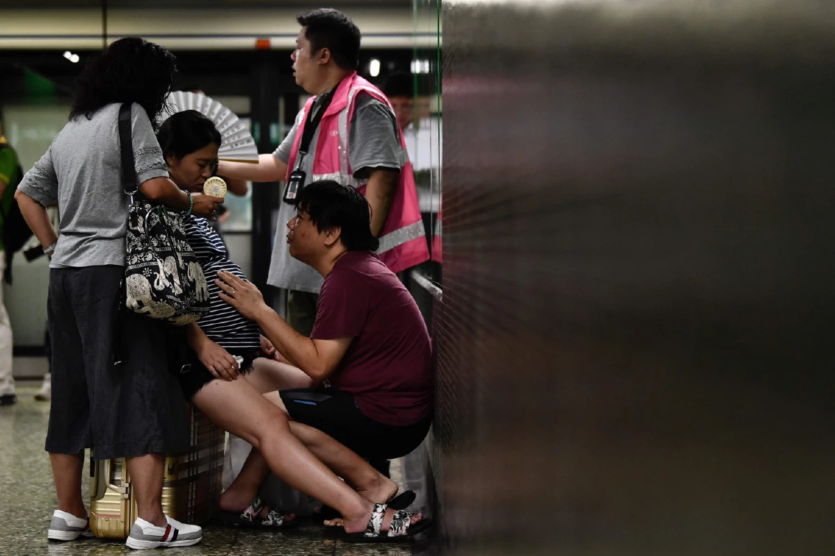 ลำบากกันไปทั่ว หญิงท้องแก่เจอพิษม็อบฮ่องกงขวางรถไฟฟ้า