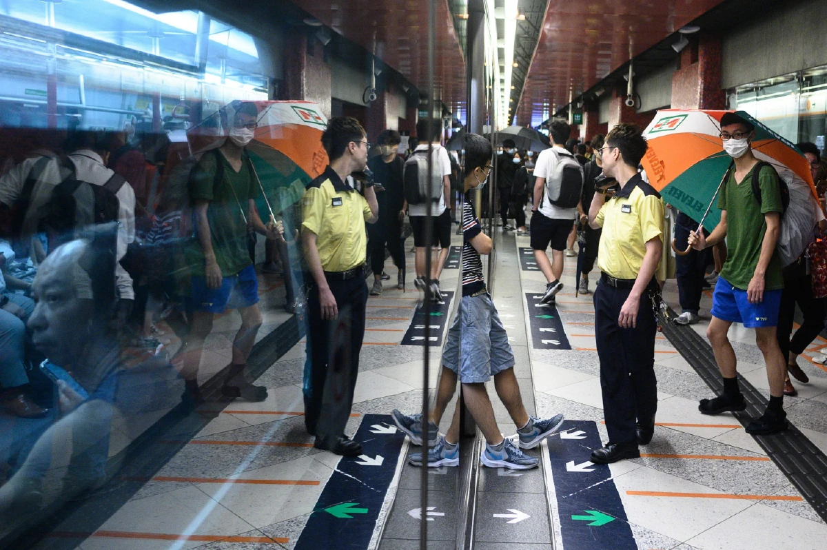 ลำบากกันไปทั่ว หญิงท้องแก่เจอพิษม็อบฮ่องกงขวางรถไฟฟ้า