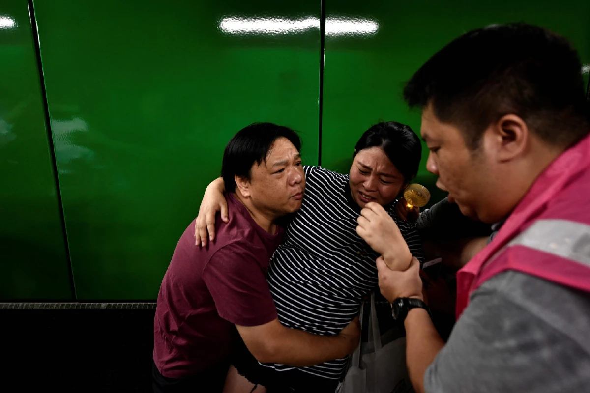 ลำบากกันไปทั่ว หญิงท้องแก่เจอพิษม็อบฮ่องกงขวางรถไฟฟ้า