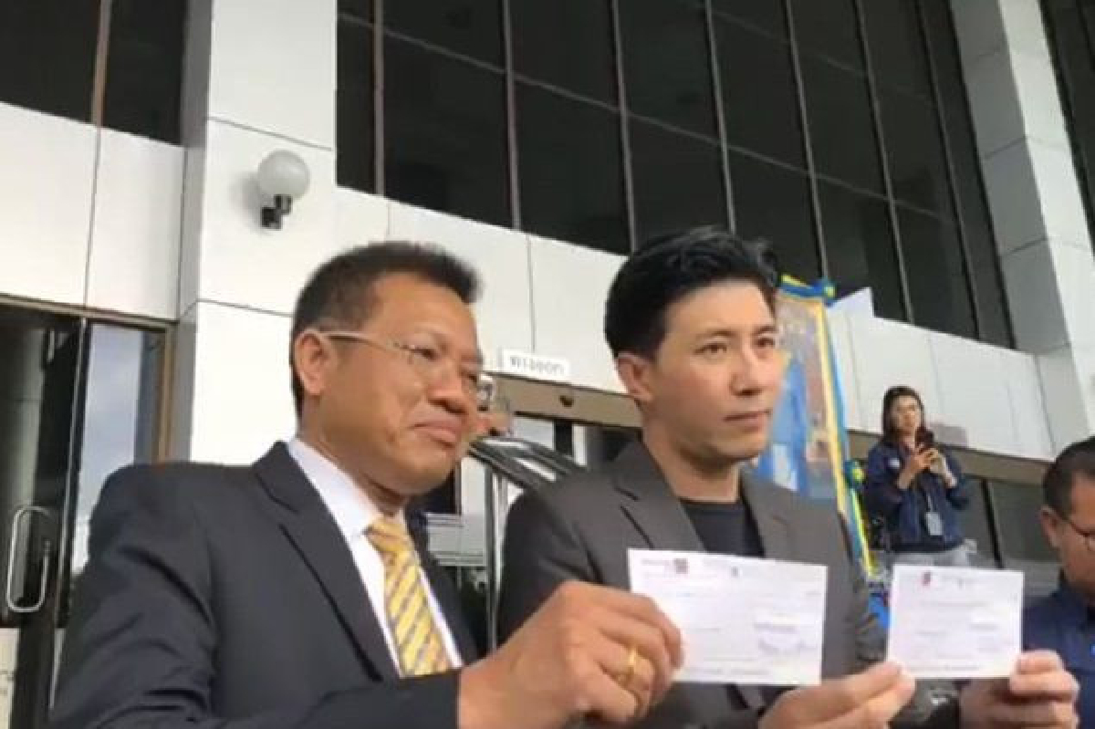 ครอบครัวแพรวาส่งหนุ่มกรรชัยนำเช็ค41.7ล.วางศาลชดใช้เหยื่อรถตู้โดยสาร ครอบครัวแพรวาส่งหนุ่มกรรชัยนำเช็ค41.7ล.วางศาลชดใช้เหยื่อรถตู้โดยสาร