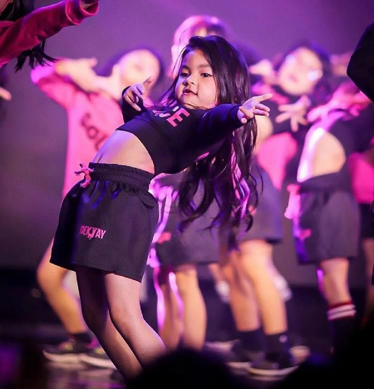 “น้องมะลิ” โชว์สเต็ปเทพเต้นเพลง "Kill This Love" ทำเวทีลุกเป็นไฟไปเลย