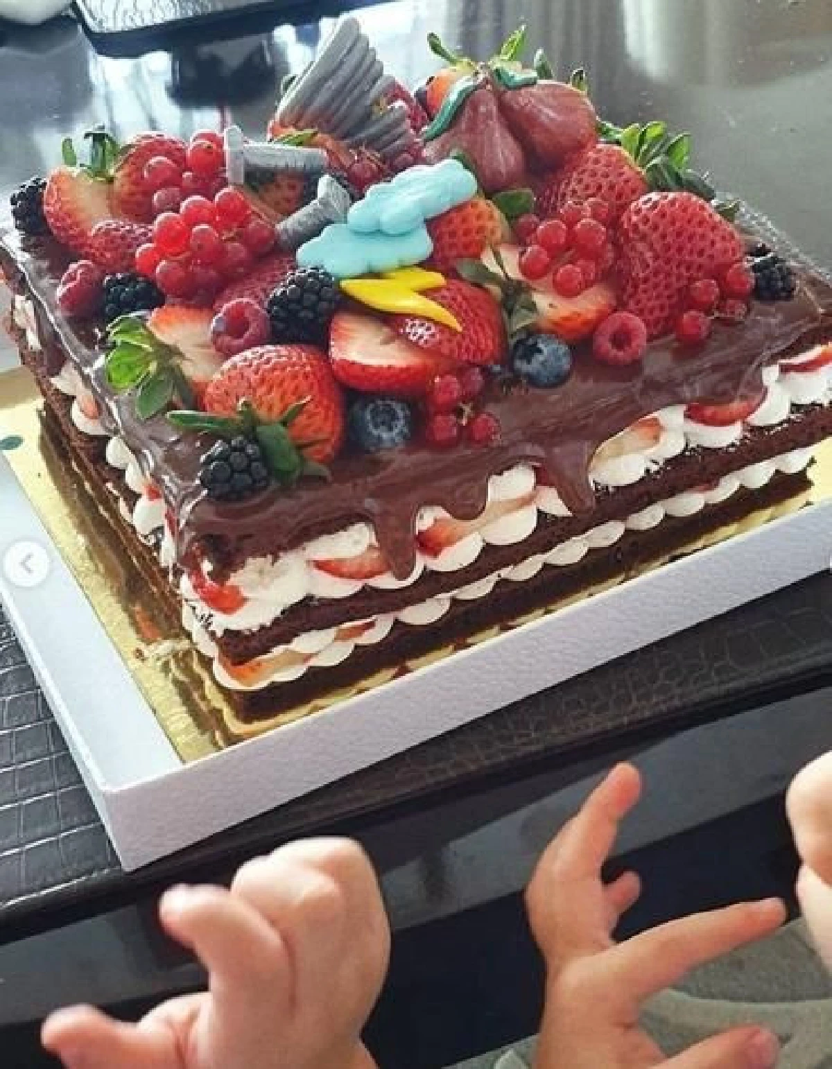 ส่องเค้กวันเกิดอายุ 42 ของ “พ่อน็อต” สามีคนเก่ง “แม่ชม” ที่แฝงความหมายดีๆ