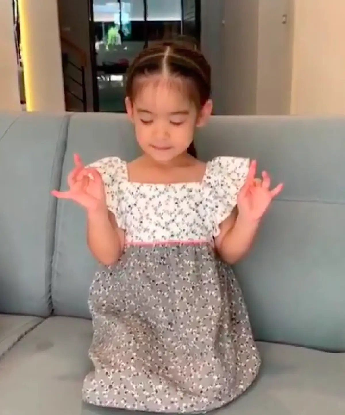 ไปจำมาจากไหน!? "โอปอล์" ประหลาดใจกับท่านั่งฟังพระสวดของ “น้องอลิน” ที่ไม่เหมือนใคร