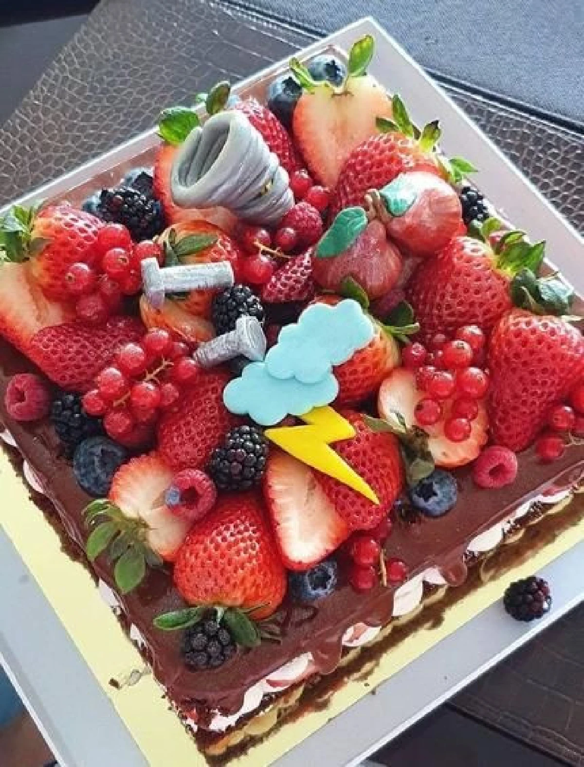 ส่องเค้กวันเกิดอายุ 42 ของ “พ่อน็อต” สามีคนเก่ง “แม่ชม” ที่แฝงความหมายดีๆ