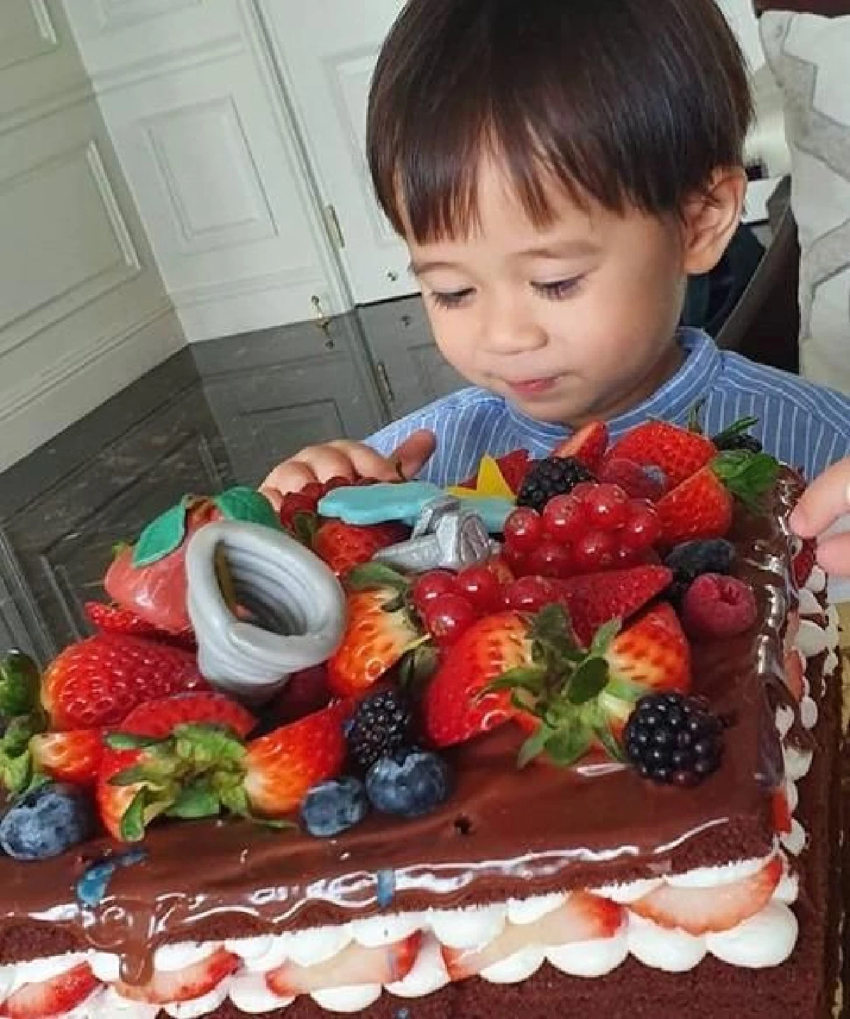 ส่องเค้กวันเกิดอายุ 42 ของ “พ่อน็อต” สามีคนเก่ง “แม่ชม” ที่แฝงความหมายดีๆ