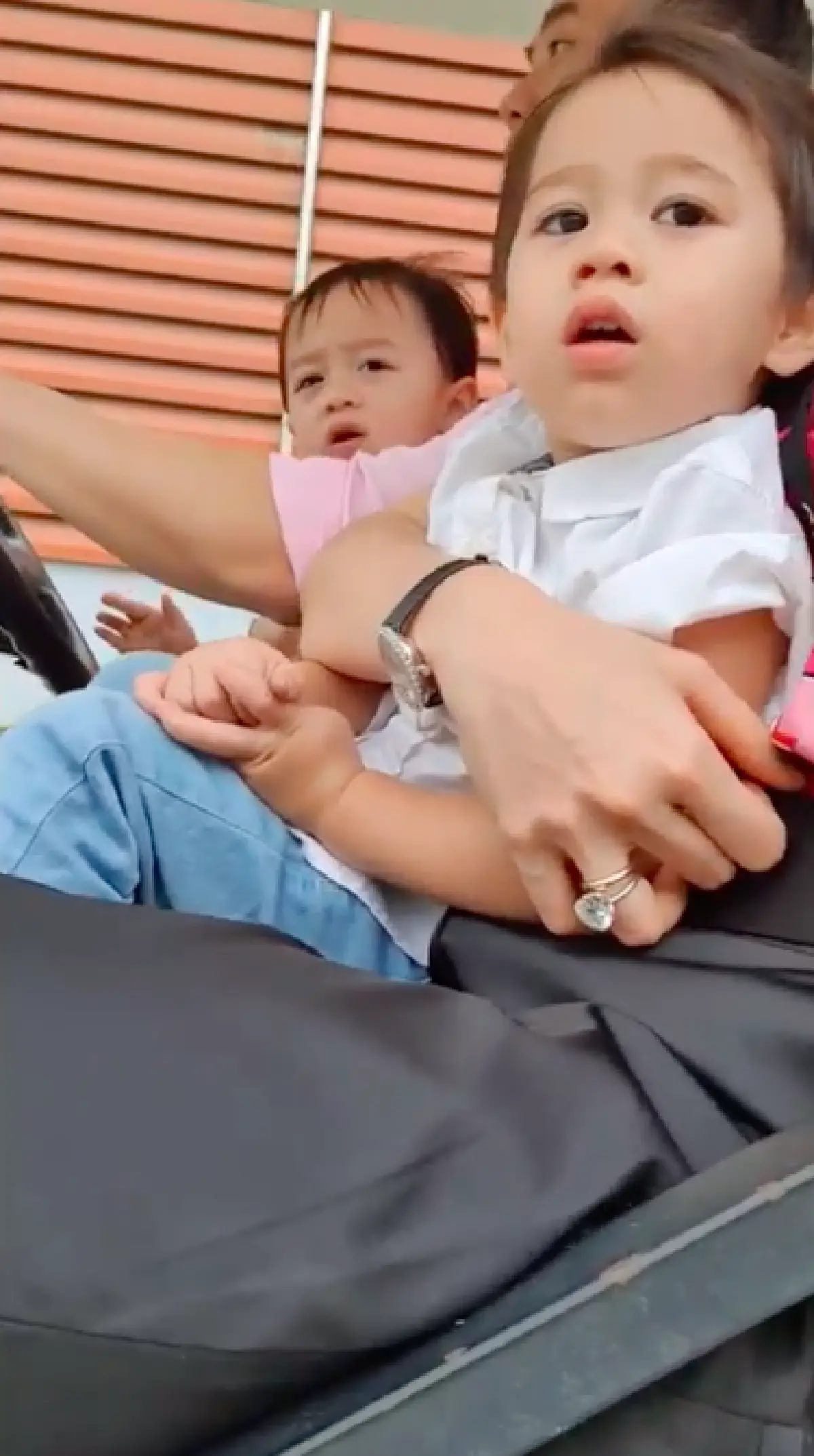 “พ่อน็อต-แม่ชม” พาทายาทหมื่นล้าน “สายฟ้า-พายุ” ตรวจชมโรงงาน