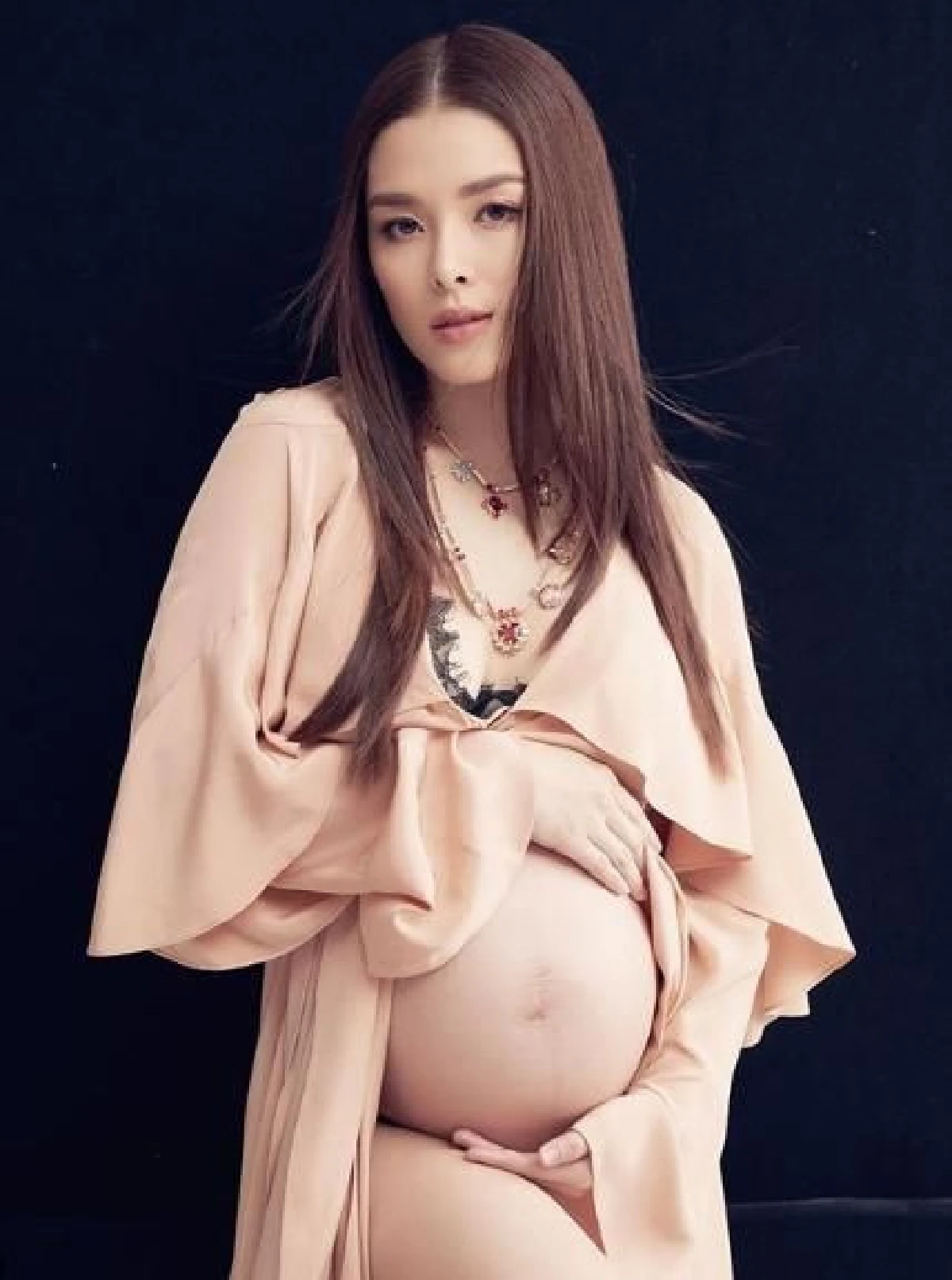 แม่มา! ลิเดีย ศรัณรัชต์ แซ่บส่งท้ายก่อนคลอดในชุดนอนชวนหวิว