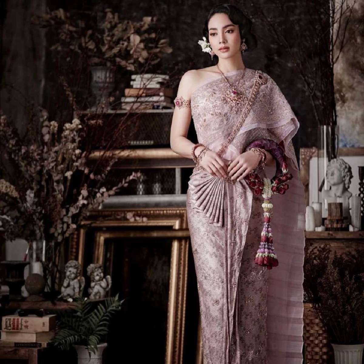 สวยสง่ายกเซ็ต! ตั๊ก บงกช สวมชุดไทยจัดเต็มความปังทุกลุค