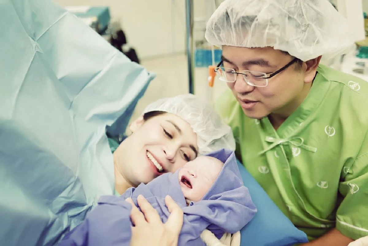 คลอดแล้ว! น้องมาคิน ลูกชายคนที่ 3 ของ เมย์ มาริษา ผมสีทองตัวขาวจั๊ว