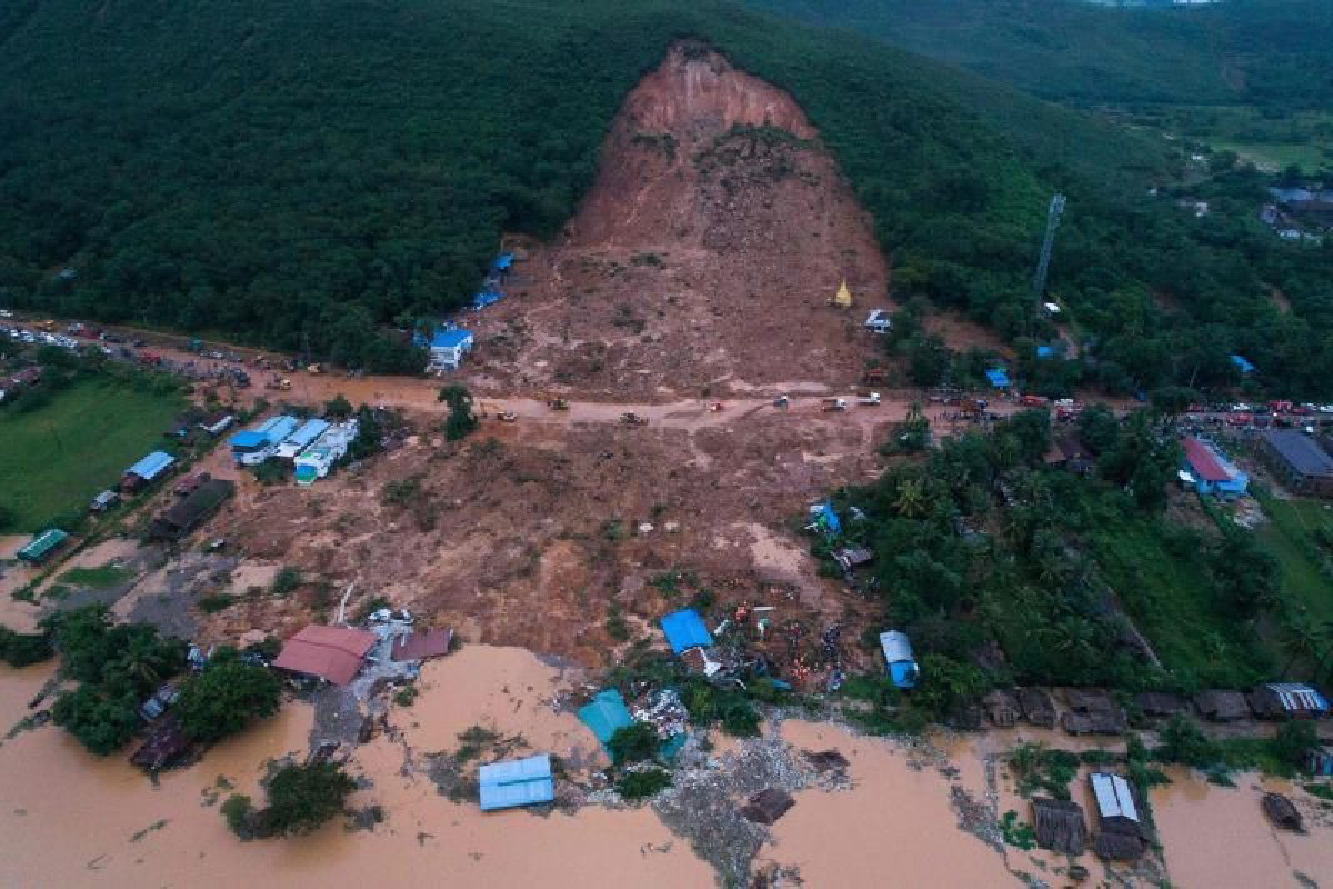 ดินถล่มทับหมู่บ้านเมียนมา ฝังร่างชาวบ้าน 22 ราย ดินถล่มทับหมู่บ้านเมียนมา ฝังร่างชาวบ้าน 22 ราย