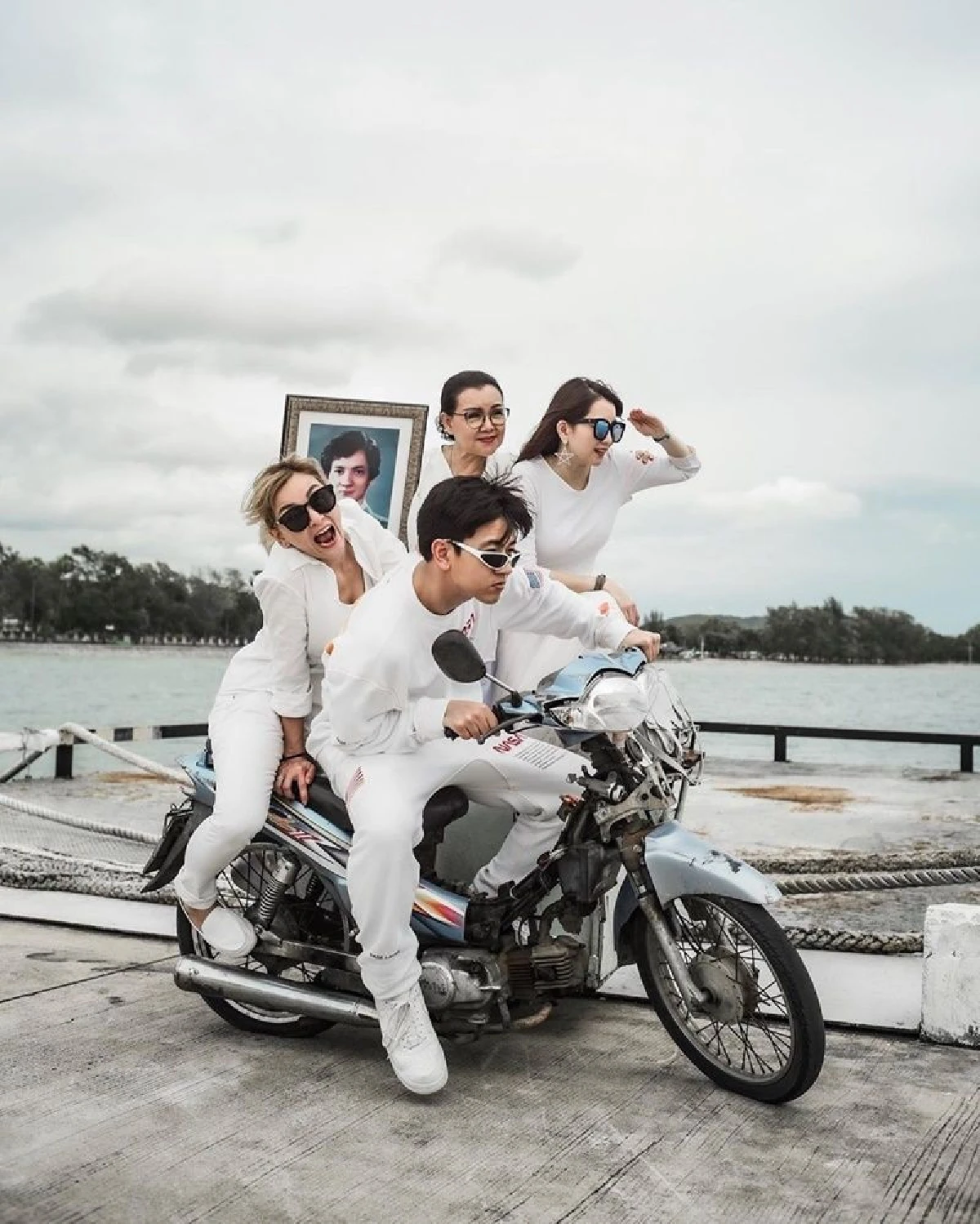 โทนี่-แคนดี้ ลอยอังคารคุณพ่อ พร้อมเผยภาพเท่พาซิ่งเป็นครั้งสุดท้าย