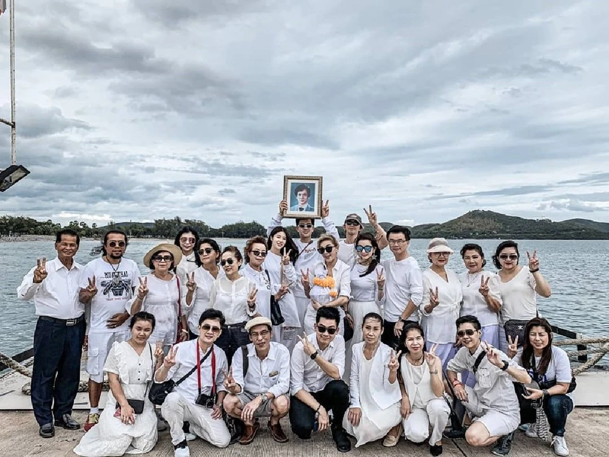 โทนี่-แคนดี้ ลอยอังคารคุณพ่อ พร้อมเผยภาพเท่พาซิ่งเป็นครั้งสุดท้าย