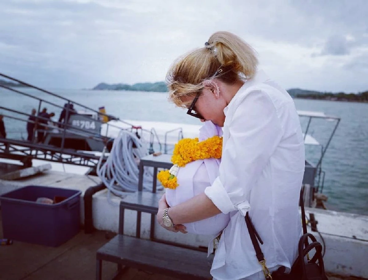 โทนี่-แคนดี้ ลอยอังคารคุณพ่อ พร้อมเผยภาพเท่พาซิ่งเป็นครั้งสุดท้าย