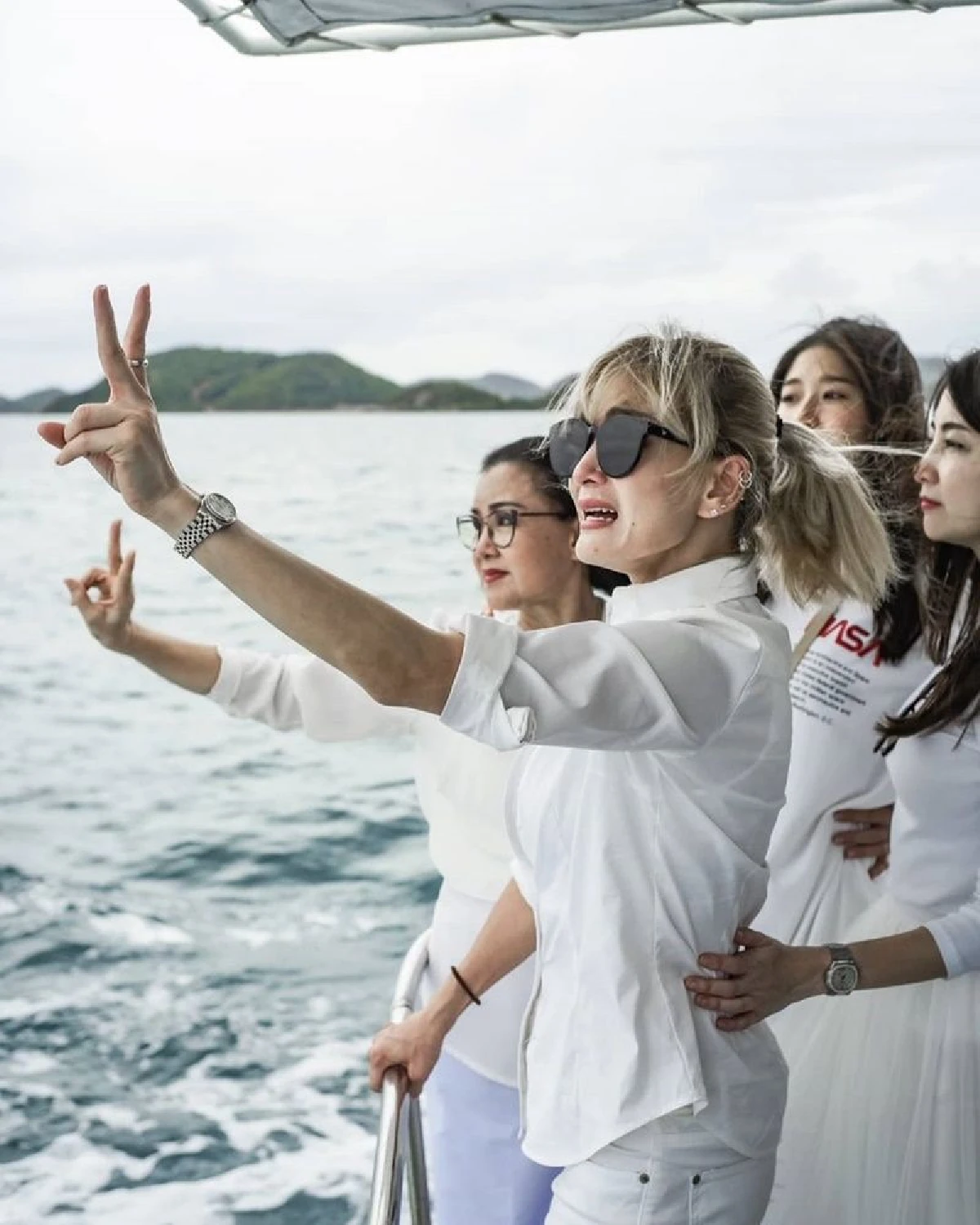 โทนี่-แคนดี้ ลอยอังคารคุณพ่อ พร้อมเผยภาพเท่พาซิ่งเป็นครั้งสุดท้าย