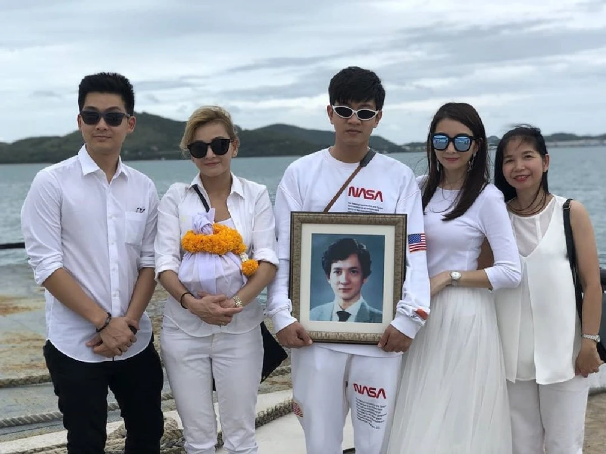 โทนี่-แคนดี้ ลอยอังคารคุณพ่อ พร้อมเผยภาพเท่พาซิ่งเป็นครั้งสุดท้าย