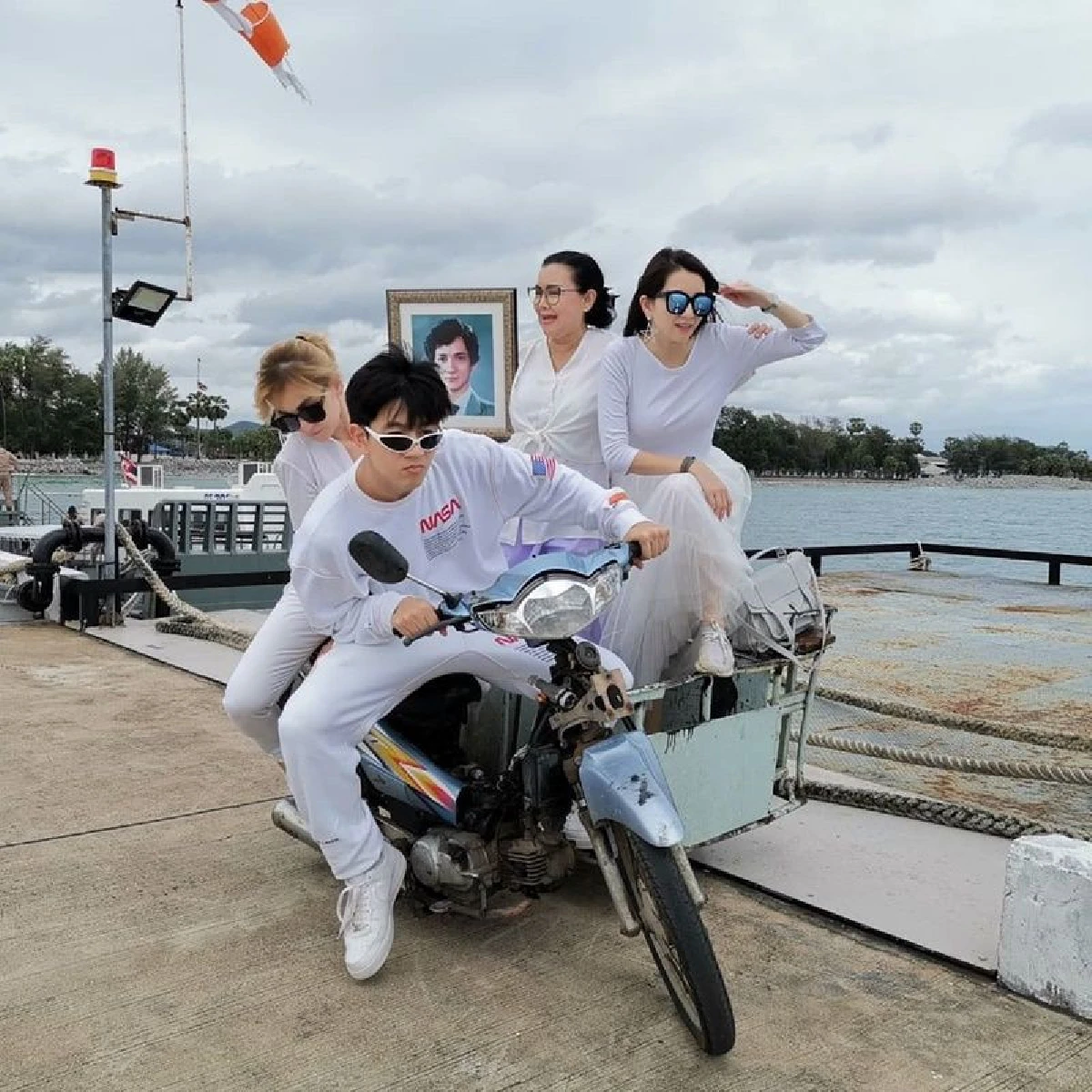 โทนี่-แคนดี้ ลอยอังคารคุณพ่อ พร้อมเผยภาพเท่พาซิ่งเป็นครั้งสุดท้าย