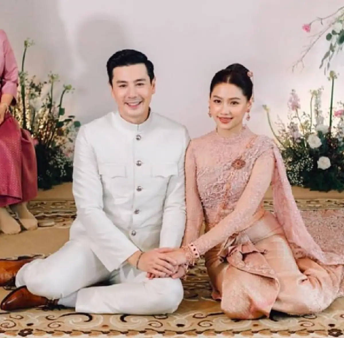 อบอุ่นเป็นอย่างมาก "โดม-เมทัล” จูงมือกันเข้าพิธีหมั้นในชุดไทยแบบเรียบง่าย