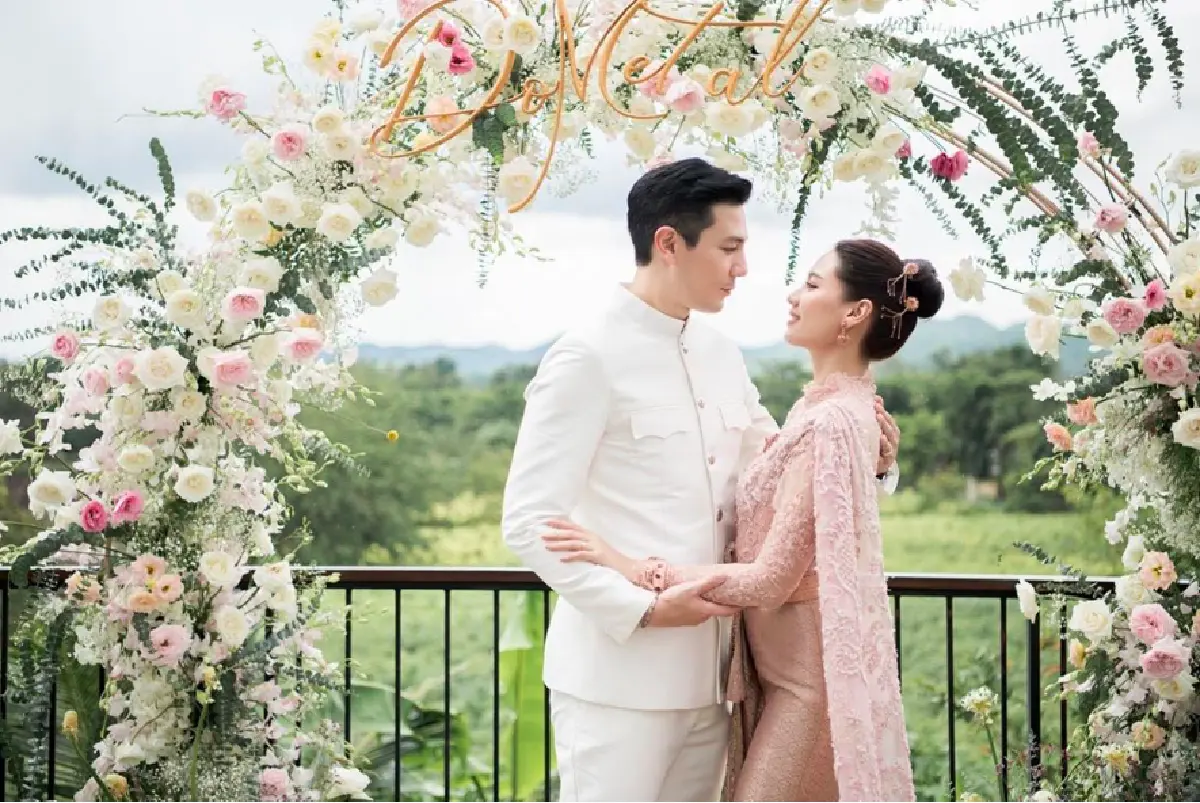 อบอุ่นเป็นอย่างมาก "โดม-เมทัล” จูงมือกันเข้าพิธีหมั้นในชุดไทยแบบเรียบง่าย
