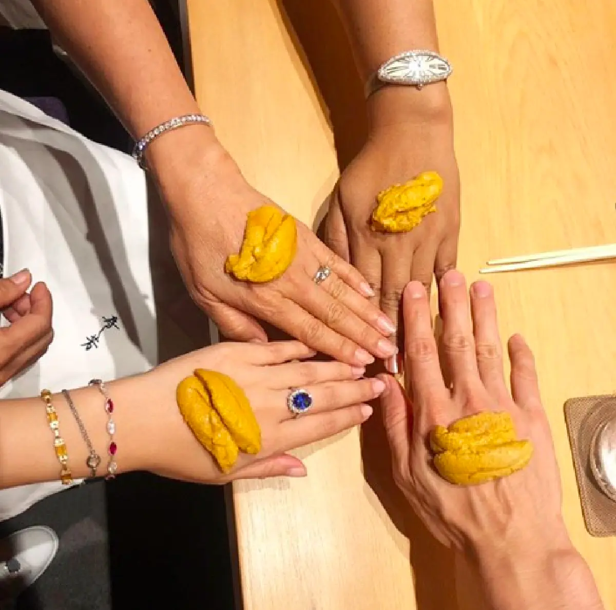 ทีมเวิร์ค! “ญาญ่า-ณเดชน์” ชวน “แม่แก้ว” ดินเนอร์ฉลองวันเกิดให้ “แม่ปลา”