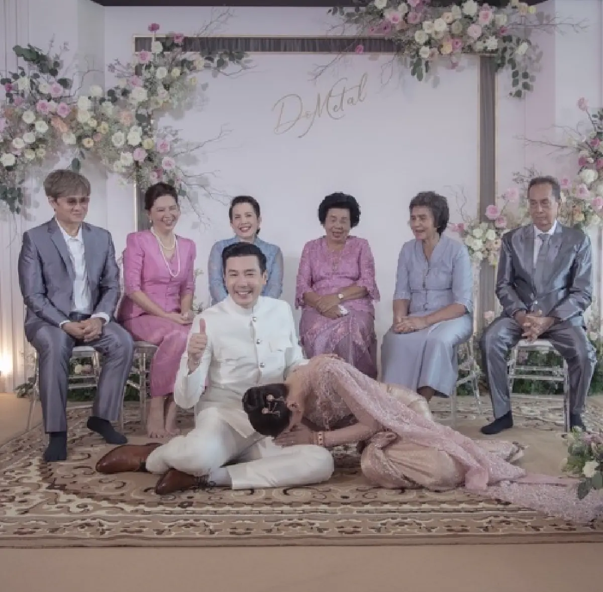 อบอุ่นเป็นอย่างมาก "โดม-เมทัล” จูงมือกันเข้าพิธีหมั้นในชุดไทยแบบเรียบง่าย