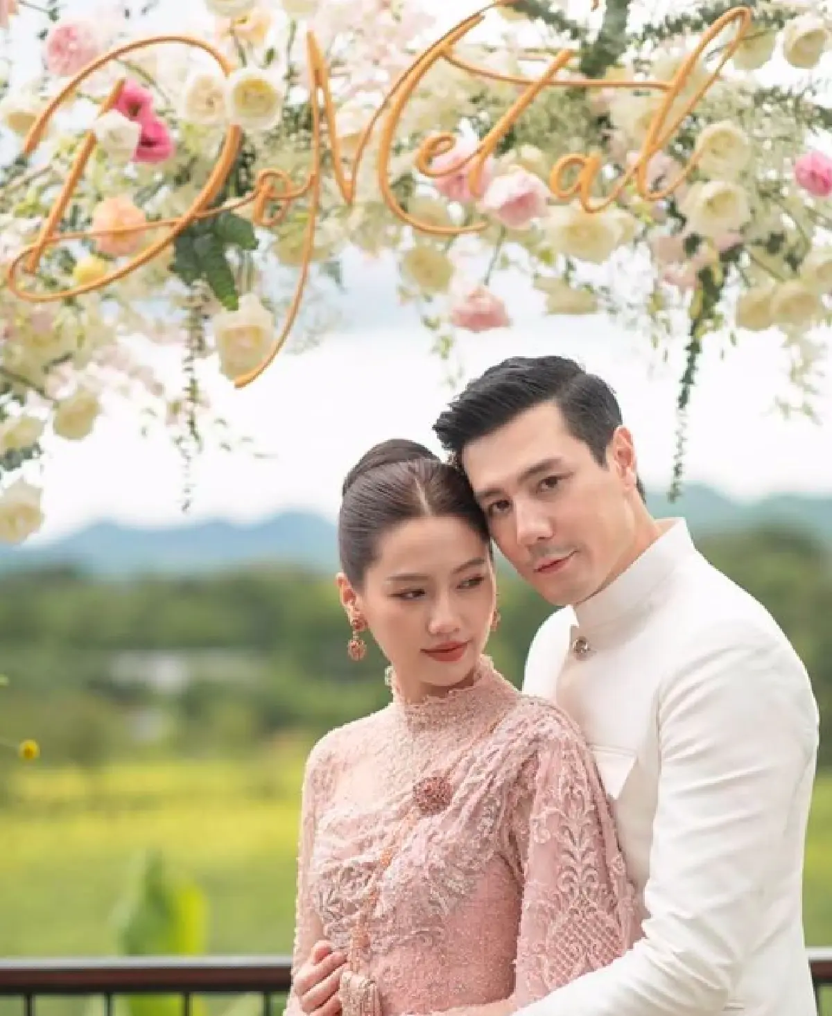 อบอุ่นเป็นอย่างมาก "โดม-เมทัล” จูงมือกันเข้าพิธีหมั้นในชุดไทยแบบเรียบง่าย