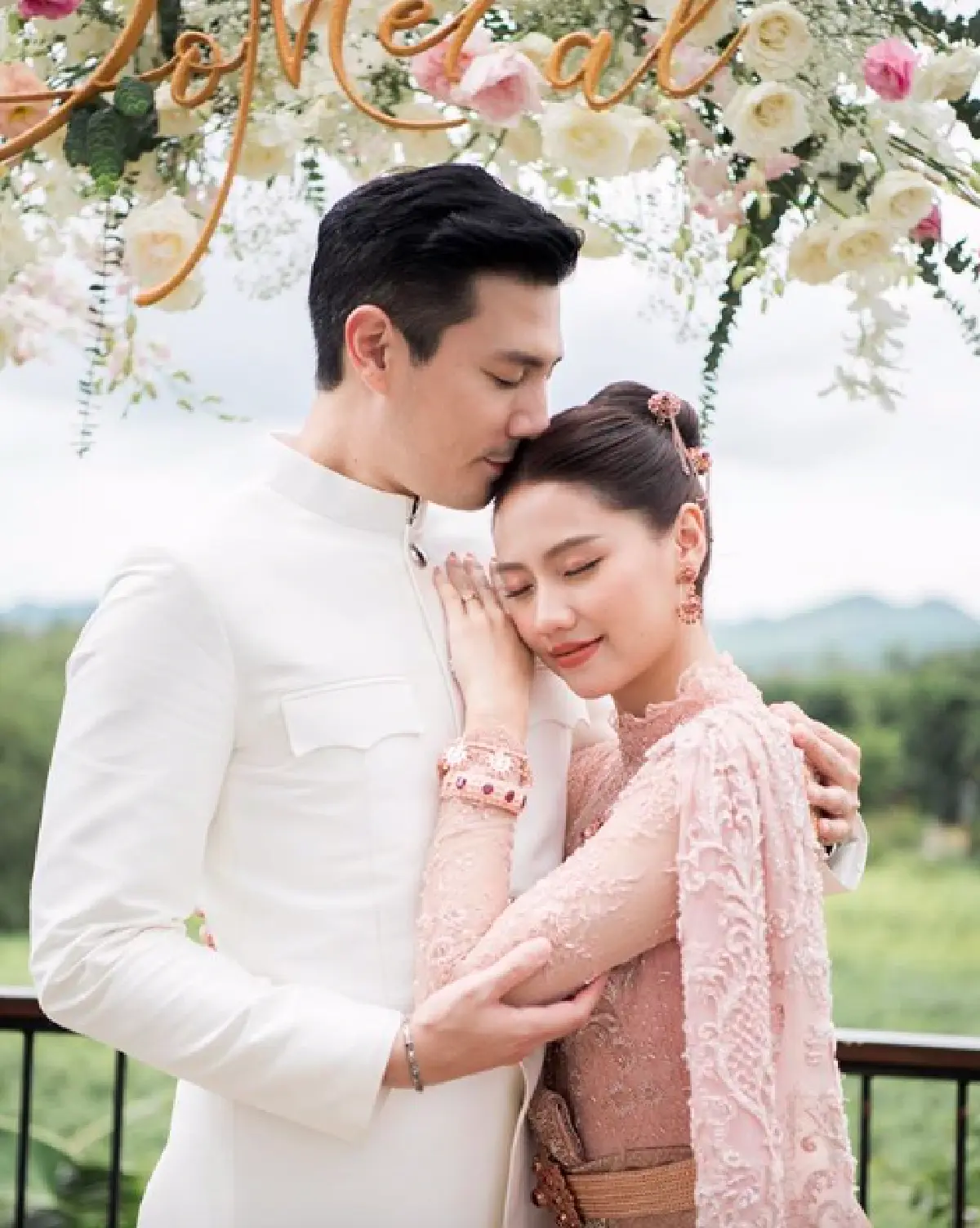 อบอุ่นเป็นอย่างมาก "โดม-เมทัล” จูงมือกันเข้าพิธีหมั้นในชุดไทยแบบเรียบง่าย