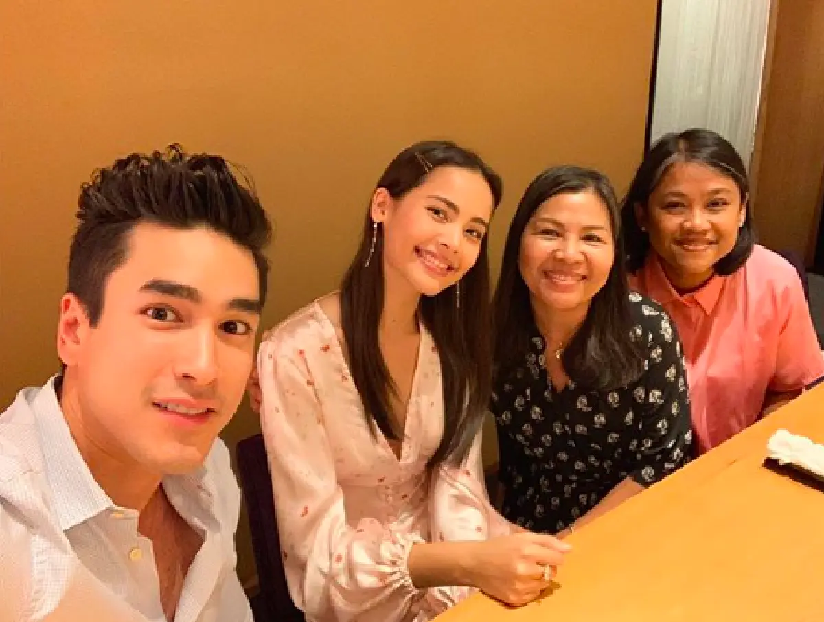 ทีมเวิร์ค! “ญาญ่า-ณเดชน์” ชวน “แม่แก้ว” ดินเนอร์ฉลองวันเกิดให้ “แม่ปลา”