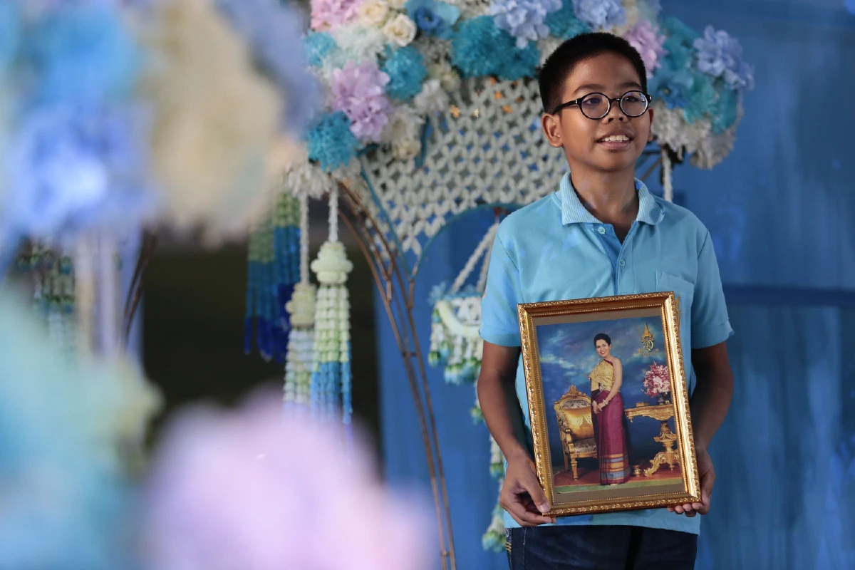 นายกฯนำประชาชนจุดเทียนถวายพระพรชัยมงคล"สมเด็จฯพระพันปีหลวง"