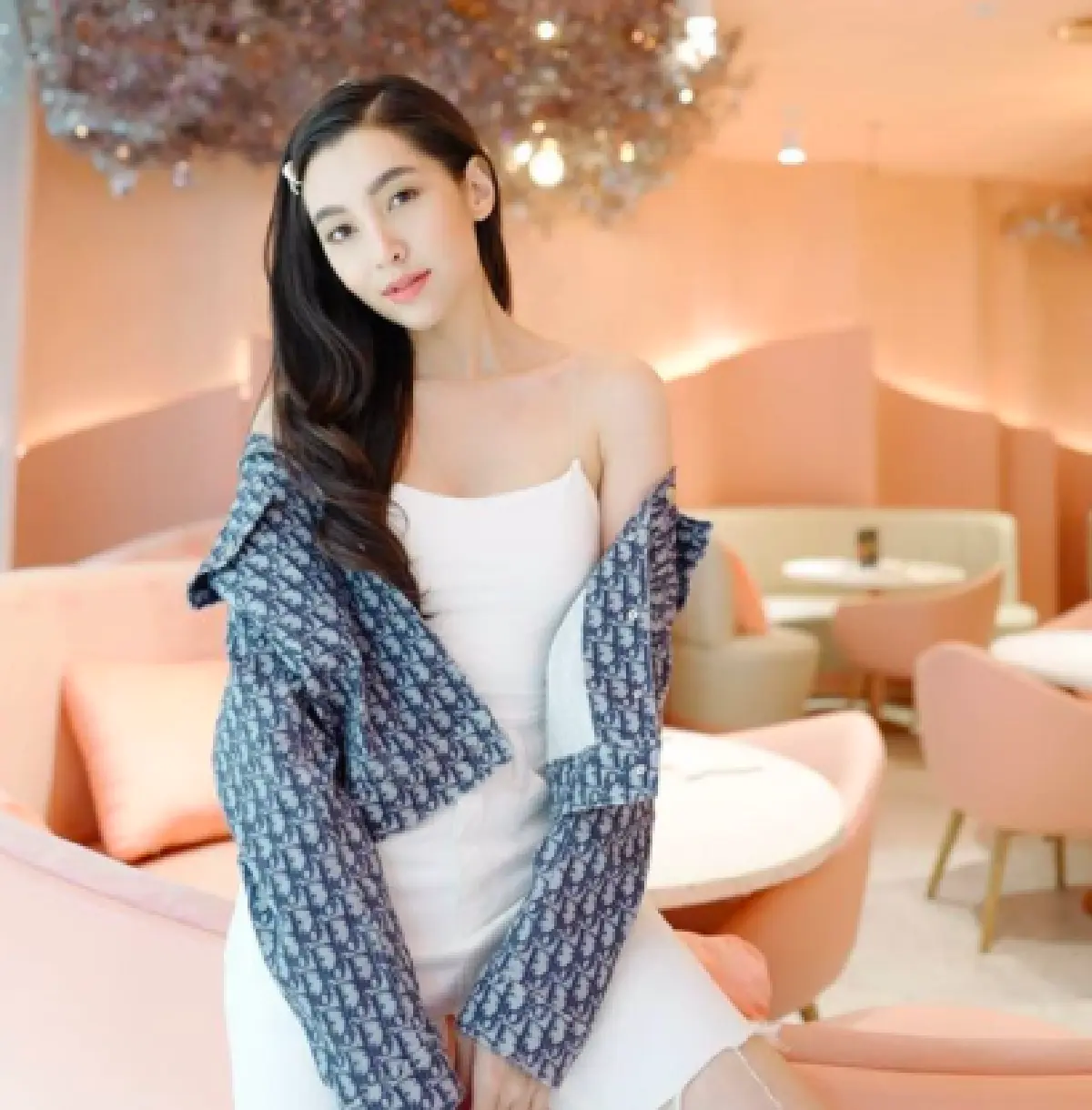 “เบลล่า” ทำตามสัญญา! มอบเงินสด 1 ล้านบาทให้ "คุณแม่ปราณี” ในวันแม่