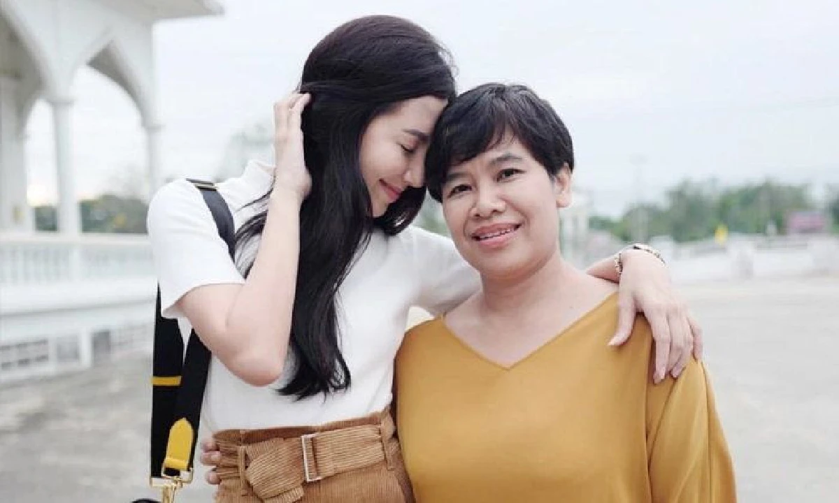 “เบลล่า” ทำตามสัญญา! มอบเงินสด 1 ล้านบาทให้ "คุณแม่ปราณี” ในวันแม่