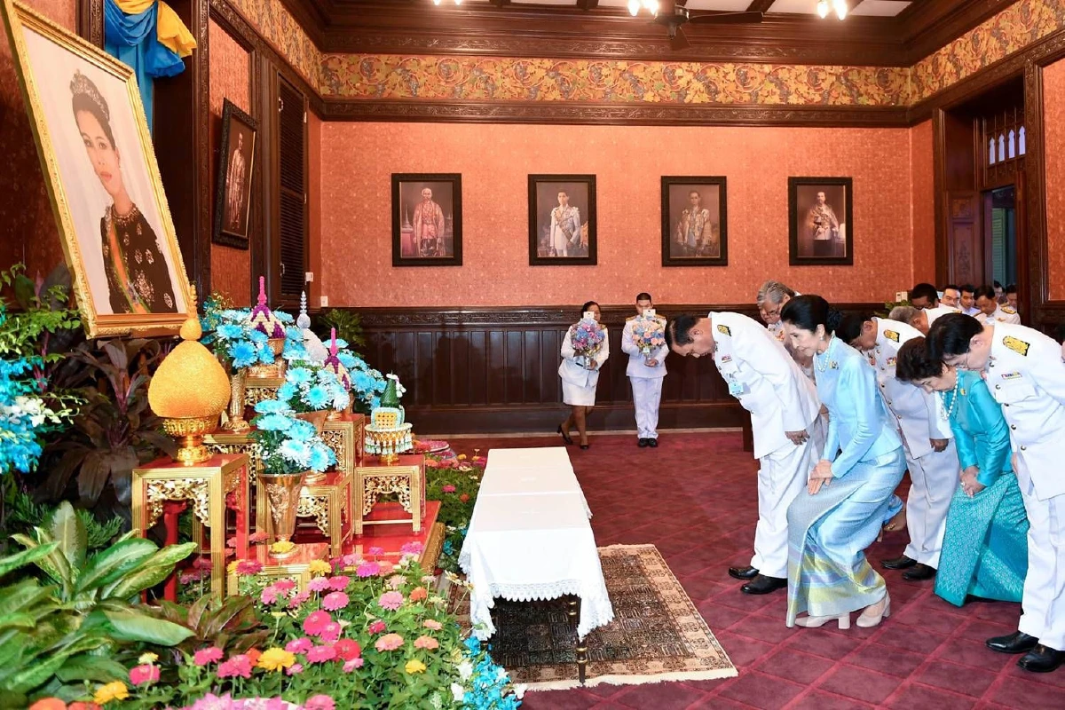 "บิ๊กตู่" นำครม.ทำบุญตักบาตรถวายพระราชกุศลสมเด็จฯพระพันปีหลวง