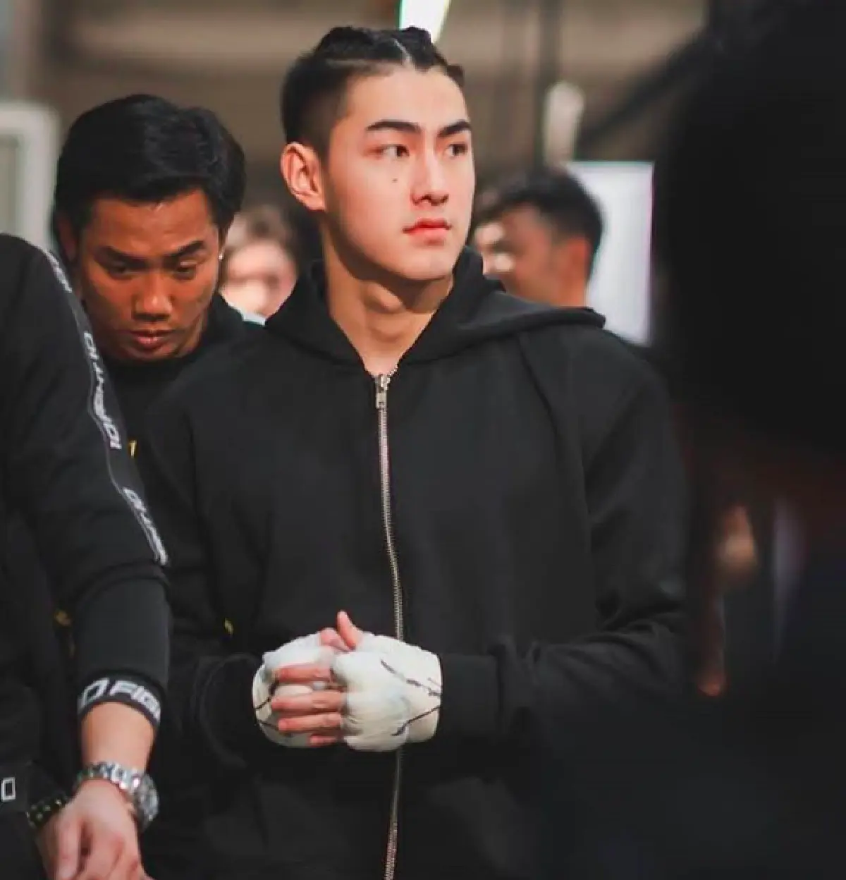 ดราม่ามาแล้ว!! “เจ้าขุน” ถูกชาวเน็ตคอมเมนต์สนั่น เรื่องแย่งไมค์พิธีกร ชูนิ้วกลาง และยังได้เข็มขัด