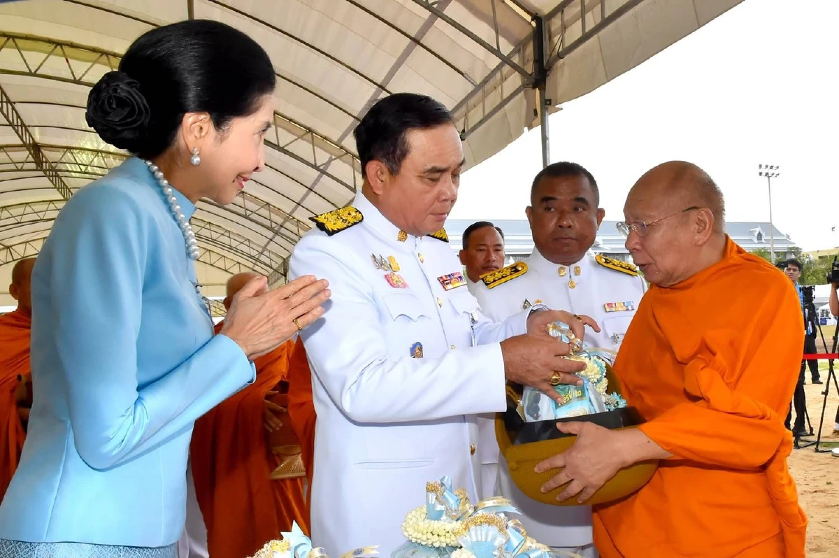 "บิ๊กตู่" นำครม.ทำบุญตักบาตรถวายพระราชกุศลสมเด็จฯพระพันปีหลวง