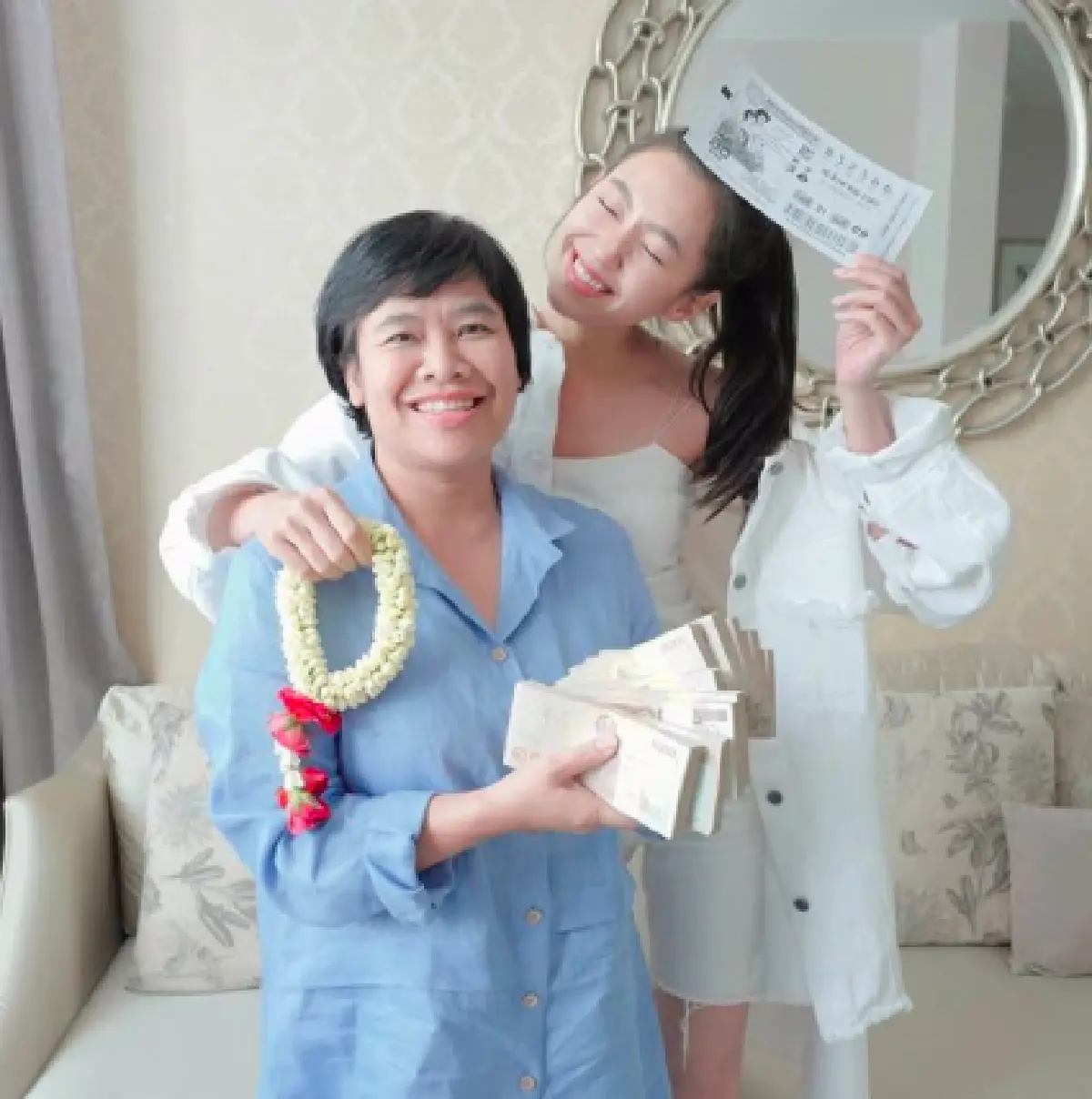 “เบลล่า” ทำตามสัญญา! มอบเงินสด 1 ล้านบาทให้ "คุณแม่ปราณี” ในวันแม่