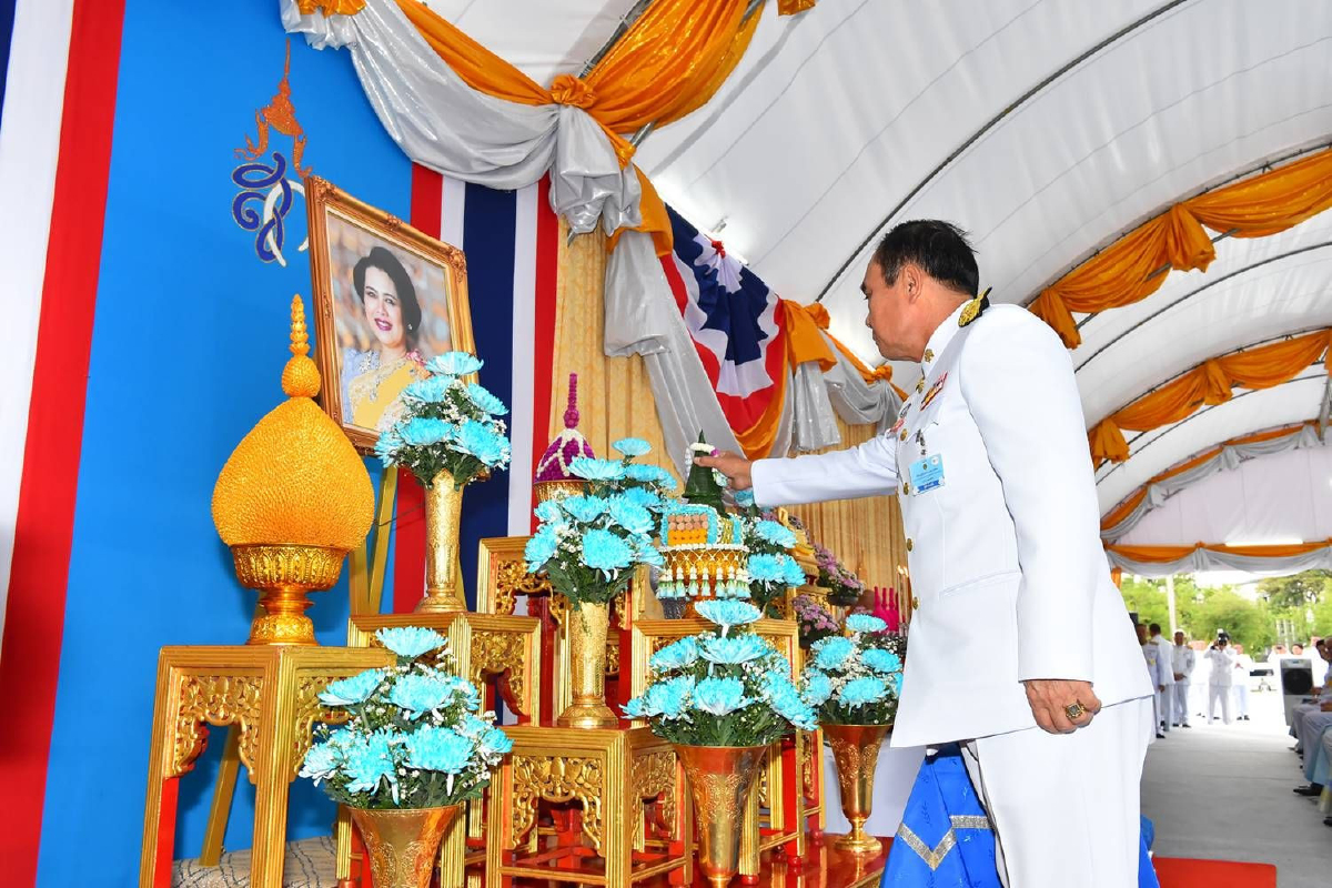 "บิ๊กตู่" นำครม.ทำบุญตักบาตรถวายพระราชกุศลสมเด็จฯพระพันปีหลวง "บิ๊กตู่" นำครม.ทำบุญตักบาตรถวายพระราชกุศลสมเด็จฯพระพันปีหลวง