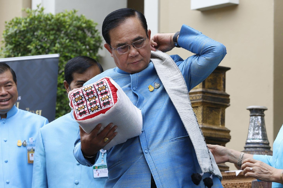 นายกฯยันตำแหน่งขรก.การเมืองมีความสำคัญไม่ใช่ตั้งมาเทกระโถน นายกฯยันตำแหน่งขรก.การเมืองมีความสำคัญไม่ใช่ตั้งมาเทกระโถน