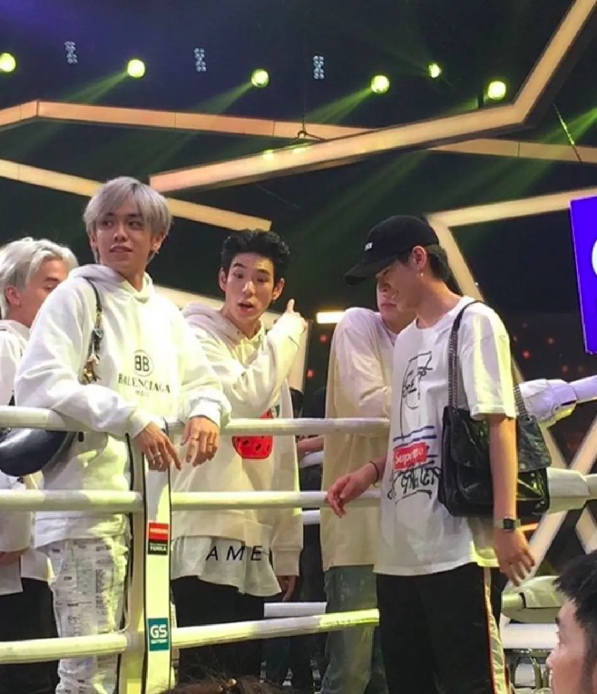 มาแทบทั้งค่ายกับกองเชียร์ "แบงค์ ธิติ”งานดีจนหลายคนหลุดโฟกัส แย่งซีนไปเต็มๆ