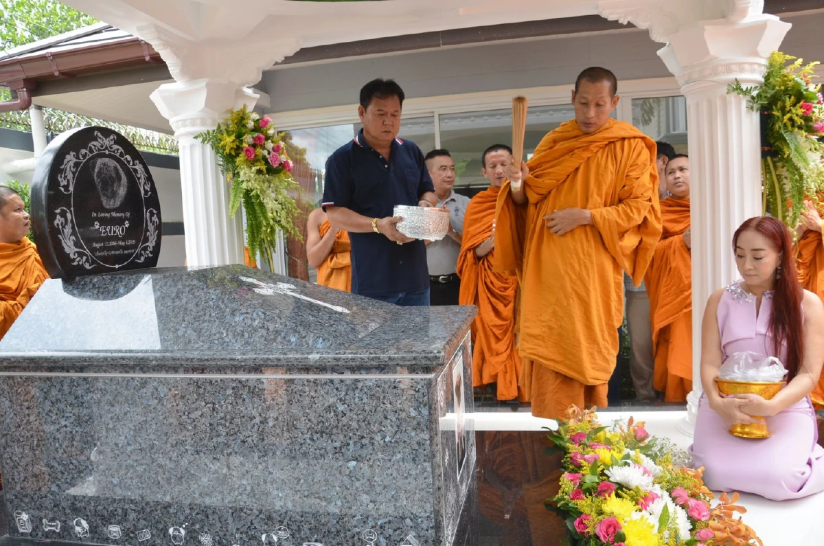 เศรษฐีเมืองกาญจน์ทุ่มเงินล้านสร้างสุสานทรงโรมันเป็นอนุสรณ์น้องหมาสุดรัก