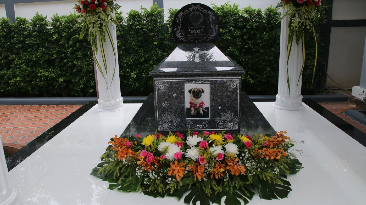 เศรษฐีเมืองกาญจน์ทุ่มเงินล้านสร้างสุสานทรงโรมันเป็นอนุสรณ์น้องหมาสุดรัก