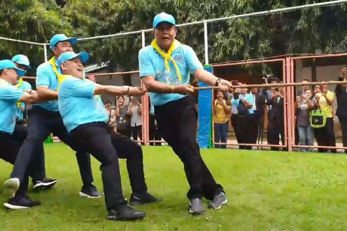 บิ๊กตู่โชว์ฟิต! นำครม.ร่วมเล่นชักกะเย่อ บิ๊กตู่โชว์ฟิต! นำครม.ร่วมเล่นชักกะเย่อ