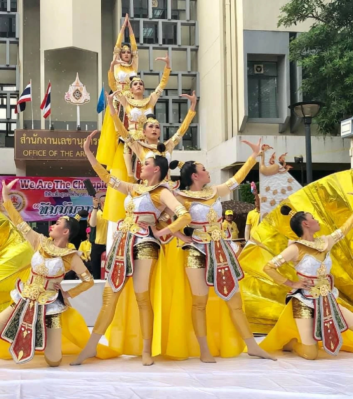 "ดาวเด่นกองทัพ"ภาพชุดเชียร์ลีดเดอร์ทบ. ประชันขอบสนามงานแข่งกีฬาภายใน