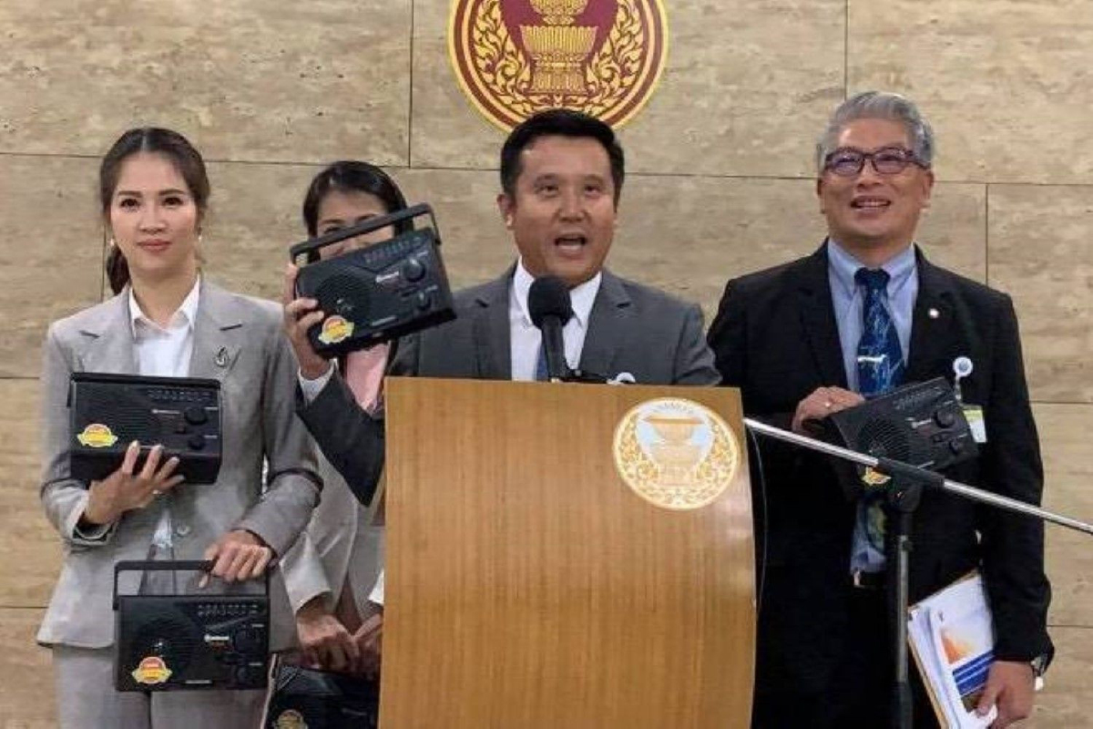 วิปรัฐบาล แจก "ทรานซิสเตอร์" วางจุดอับสัญญาณฟังประชุมสภาฯ วิปรัฐบาล แจก "ทรานซิสเตอร์" วางจุดอับสัญญาณฟังประชุมสภาฯ