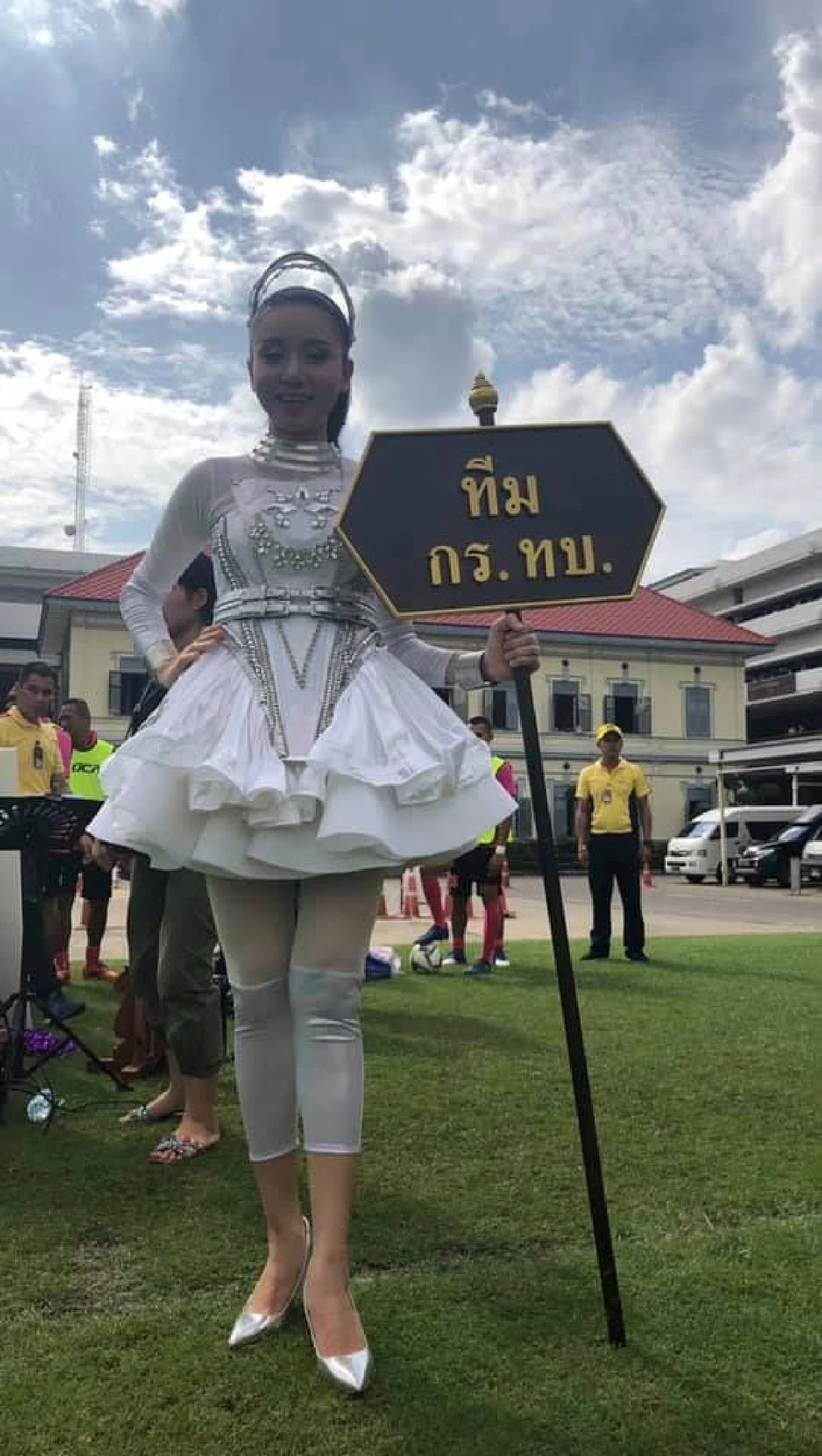 "ดาวเด่นกองทัพ"ภาพชุดเชียร์ลีดเดอร์ทบ. ประชันขอบสนามงานแข่งกีฬาภายใน