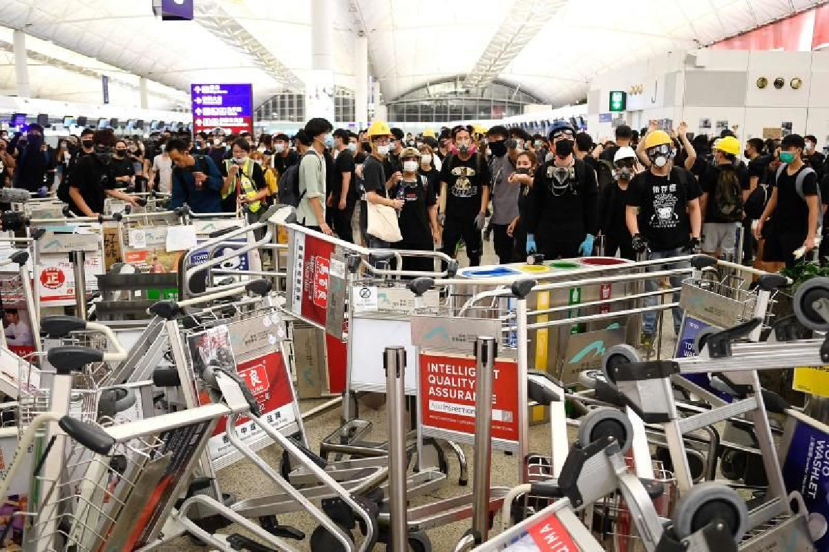 สนามบินฮ่องกงเปิดทำการอีกครั้ง หลังศาลประกาศสนามบินเป็นพื้นที่คุ้มครองพิเศษ สนามบินฮ่องกงเปิดทำการอีกครั้ง หลังศาลประกาศสนามบินเป็นพื้นที่คุ้มครองพิเศษ