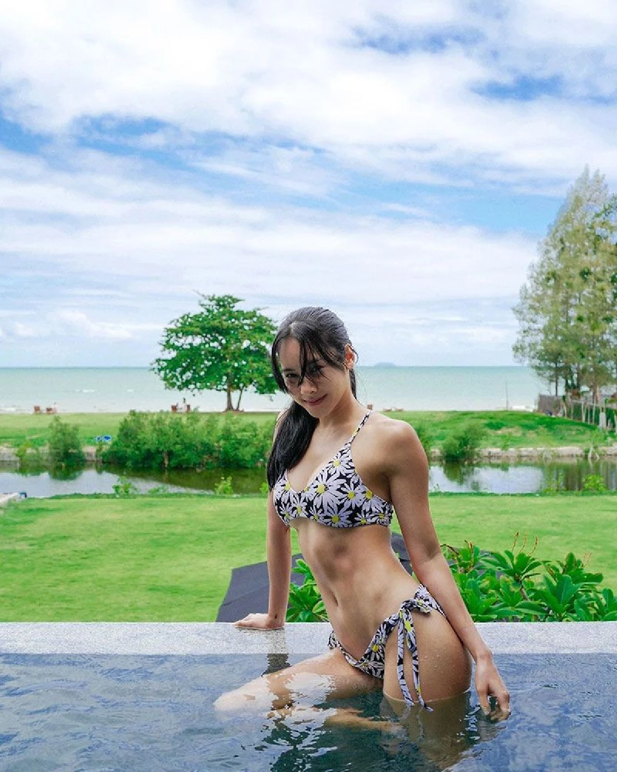 เบเบ้ ธันย์ชนก อวดหุ่นเซ็กซี่! โชว์กล้ามท้องแน่นในชุดบิกินี่ริมสระ