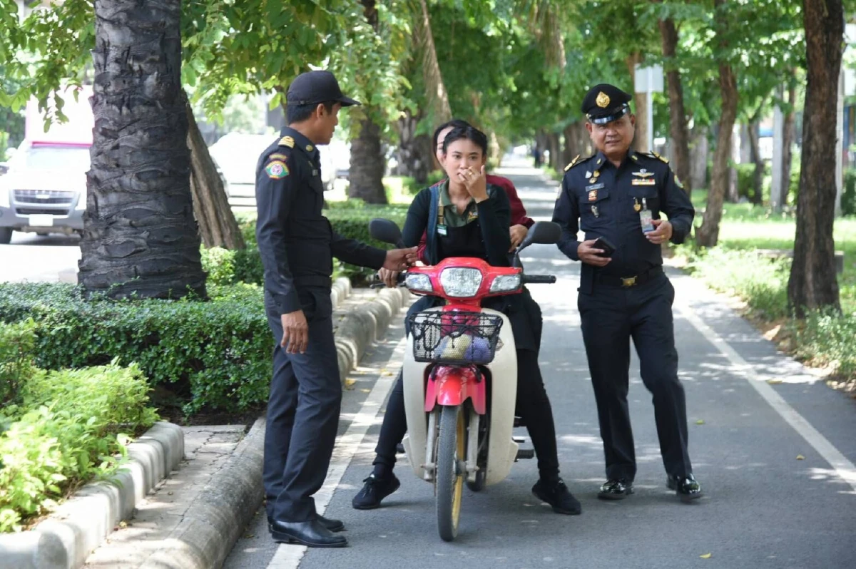 รองผู้ว่าฯกทม.ลุยเองขันนอตเทศกิจจับ-ปรับจยย.ขับขี่บนทางเท้า