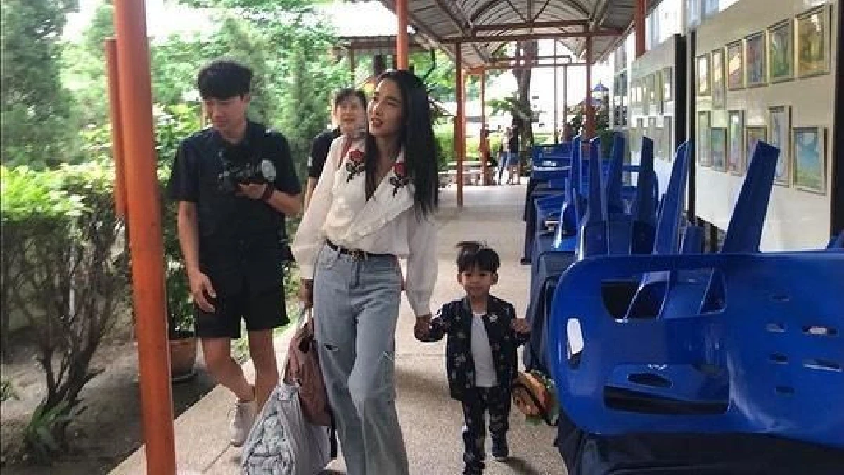 อบอุ่นน่ารัก! แพท-เบนซ์ จับมือกันส่งลูกชาย น้องเรซซิ่ง ไปโรงเรียนวันแรก