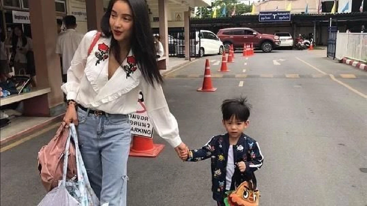 อบอุ่นน่ารัก! แพท-เบนซ์ จับมือกันส่งลูกชาย น้องเรซซิ่ง ไปโรงเรียนวันแรก